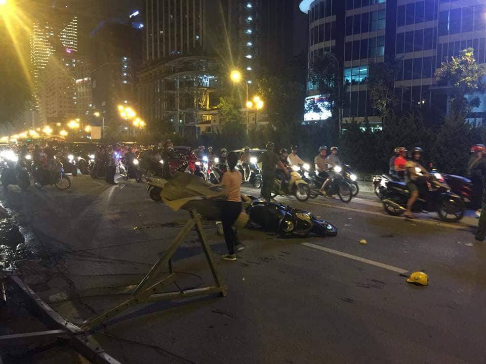 Hà Nội: Thanh sắt công trình rơi, cô gái trẻ đi xe máy tử vong