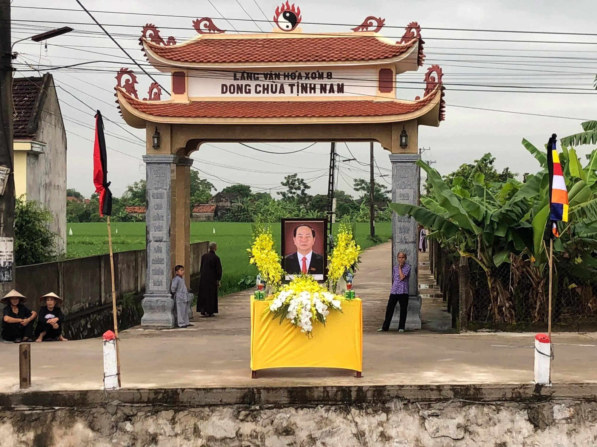 Linh xa Chủ tịch nước Trần Đại Quang về tới qu&ecirc; nh&agrave; - Ảnh 7.