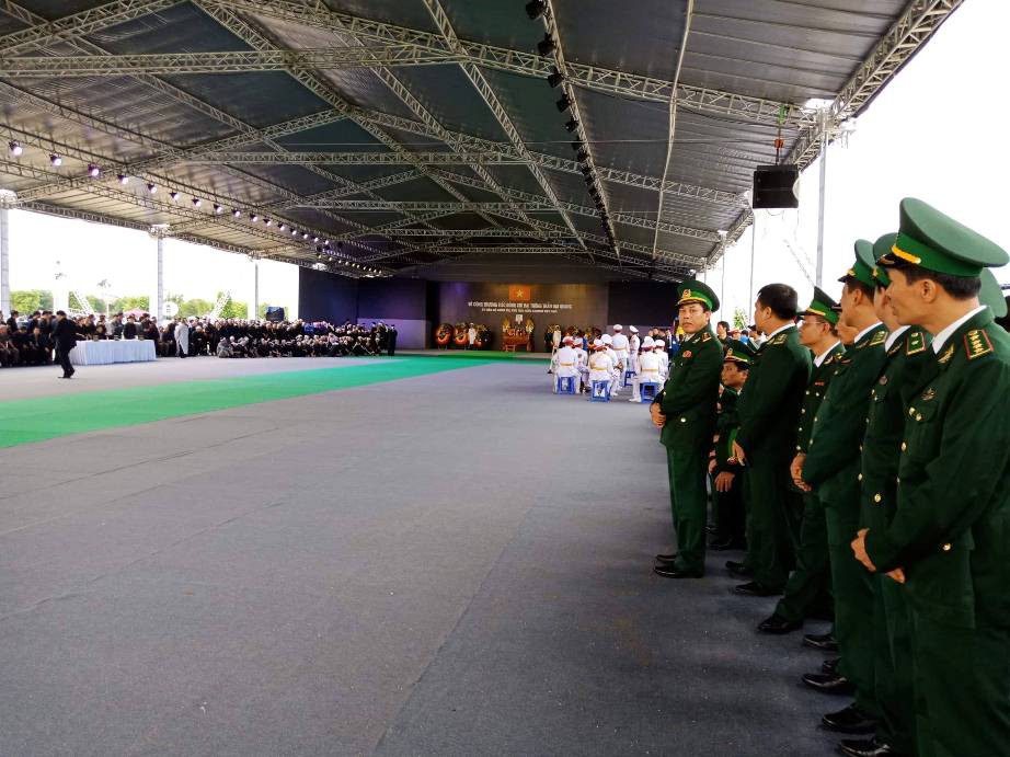 Linh xa Chủ tịch nước Trần Đại Quang về tới qu&ecirc; nh&agrave; - Ảnh 9.