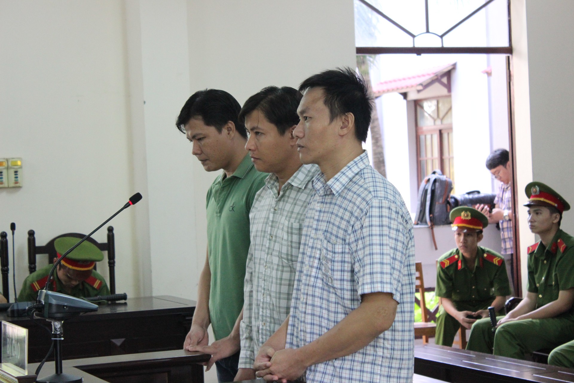 "Choàng vai không có gì là quá đáng", nguyên trung úy công an đi tù