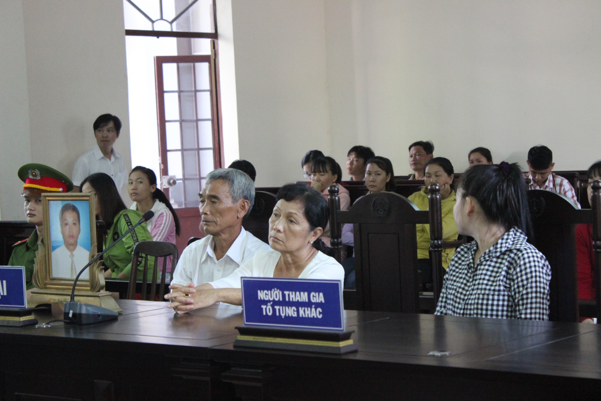 Cho&agrave;ng vai kh&ocirc;ng c&oacute; g&igrave; l&agrave; qu&aacute; đ&aacute;ng, nguy&ecirc;n trung &uacute;y c&ocirc;ng an đi t&ugrave; - Ảnh 2.