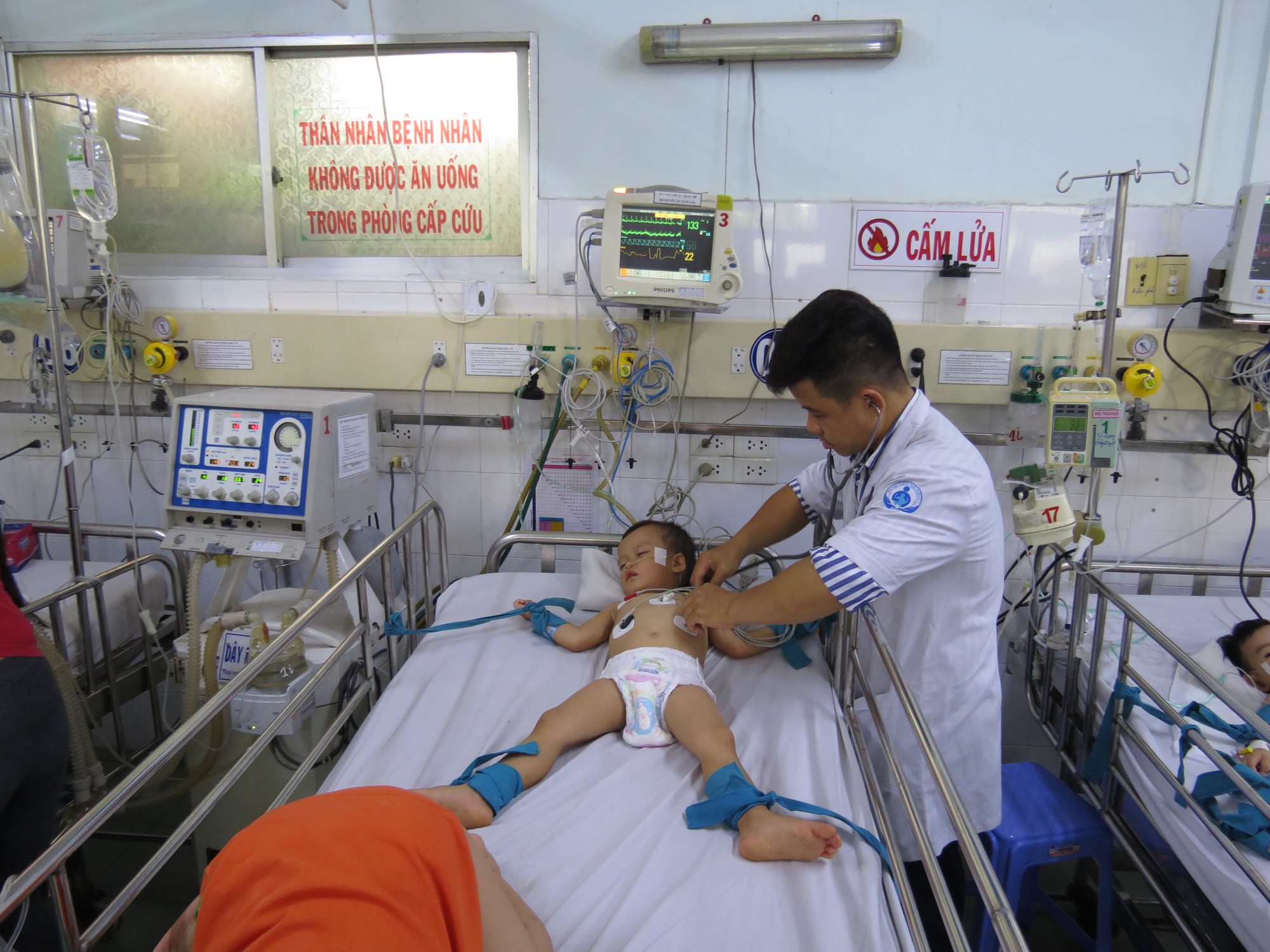 Hàng trăm trẻ nhập viện vì bệnh tay chân miệng - Ảnh 3.