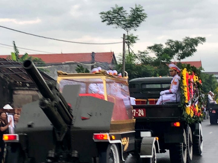 Linh xa Chủ tịch nước Trần Đại Quang về tới quê nhà