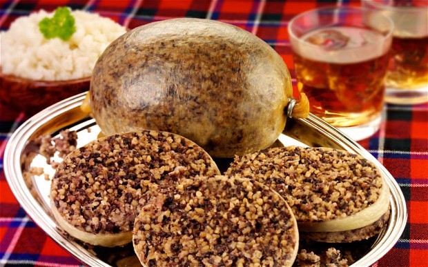 M&oacute;n dồi khổng lồ, &ldquo;quốc ẩm&rdquo; của người Scotland - Ảnh 1.