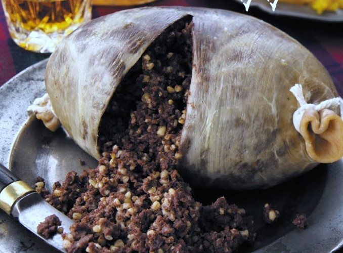 M&oacute;n dồi khổng lồ, &ldquo;quốc ẩm&rdquo; của người Scotland - Ảnh 11.