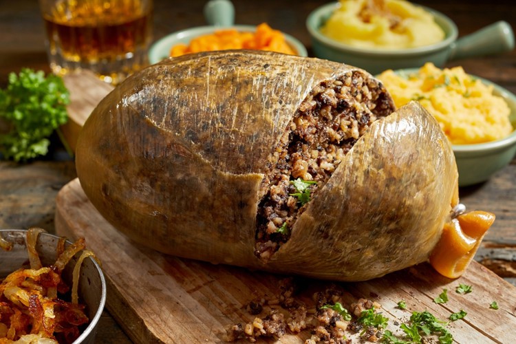 M&oacute;n dồi khổng lồ, &ldquo;quốc ẩm&rdquo; của người Scotland - Ảnh 5.