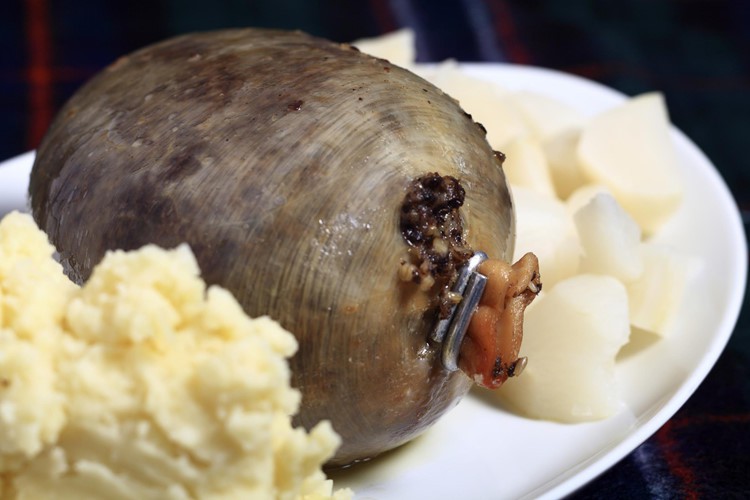 M&oacute;n dồi khổng lồ, &ldquo;quốc ẩm&rdquo; của người Scotland - Ảnh 6.