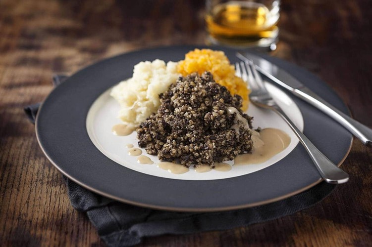 M&oacute;n dồi khổng lồ, &ldquo;quốc ẩm&rdquo; của người Scotland - Ảnh 8.