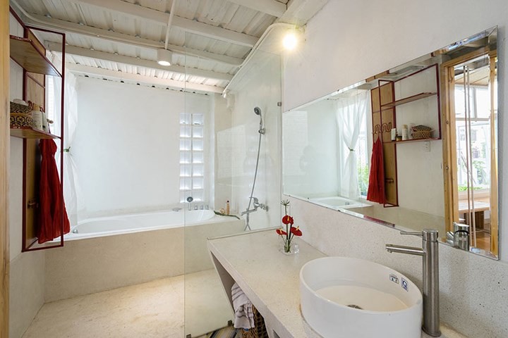 Ng&ocirc;i nh&agrave; 2 tầng tr&agrave;n ngập &aacute;nh s&aacute;ng v&agrave; b&oacute;ng c&acirc;y - Ảnh 10.