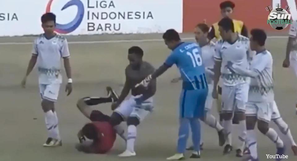 Trọng tài bị đá gục trên sân, bóng đá Indonesia hỗn loạn