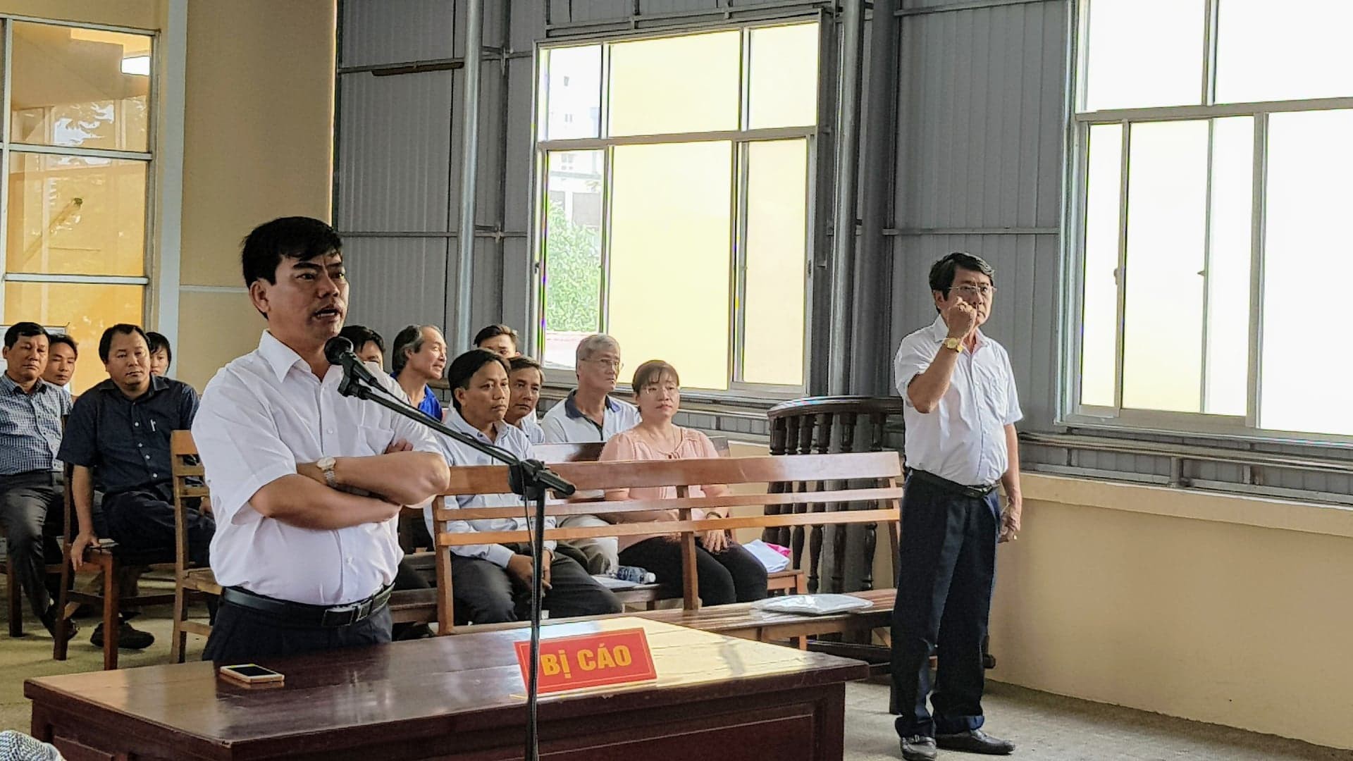 Nguyên trưởng phòng dọa giết hiệu trưởng vì vợ không được cử đi học