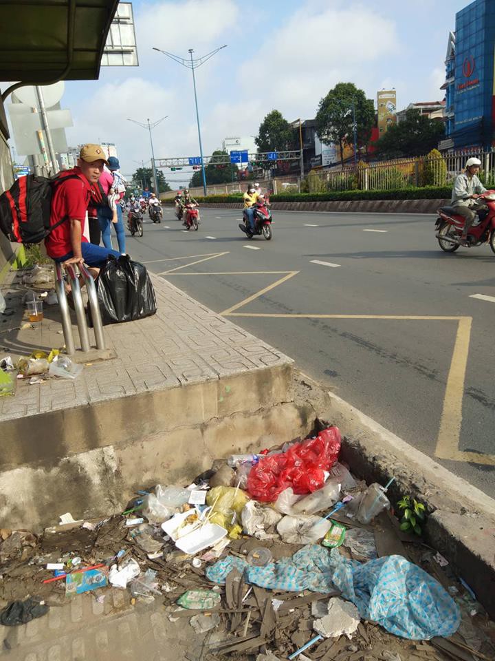 TP HCM: Trạm xe bu&yacute;t như...  b&atilde;i r&aacute;c! - Ảnh 1.