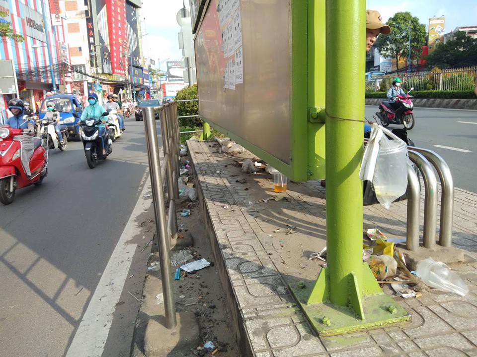 TP HCM: Trạm xe bu&yacute;t như...  b&atilde;i r&aacute;c! - Ảnh 2.