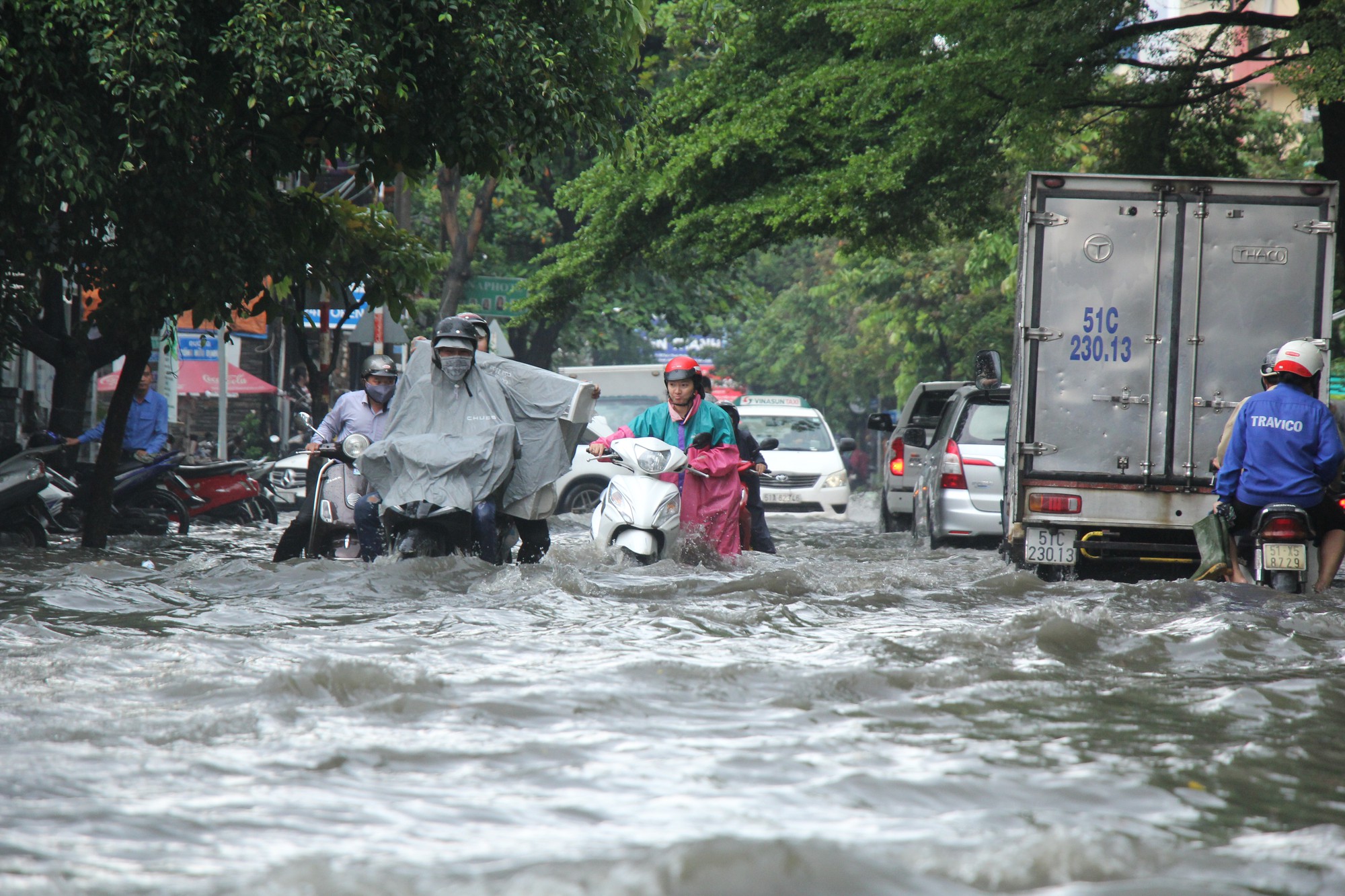 TP HCM: Khu nh&agrave; gi&agrave;u lại ngập, xe chết m&aacute;y, nước tr&agrave;n v&agrave;o nh&agrave; - Ảnh 1.