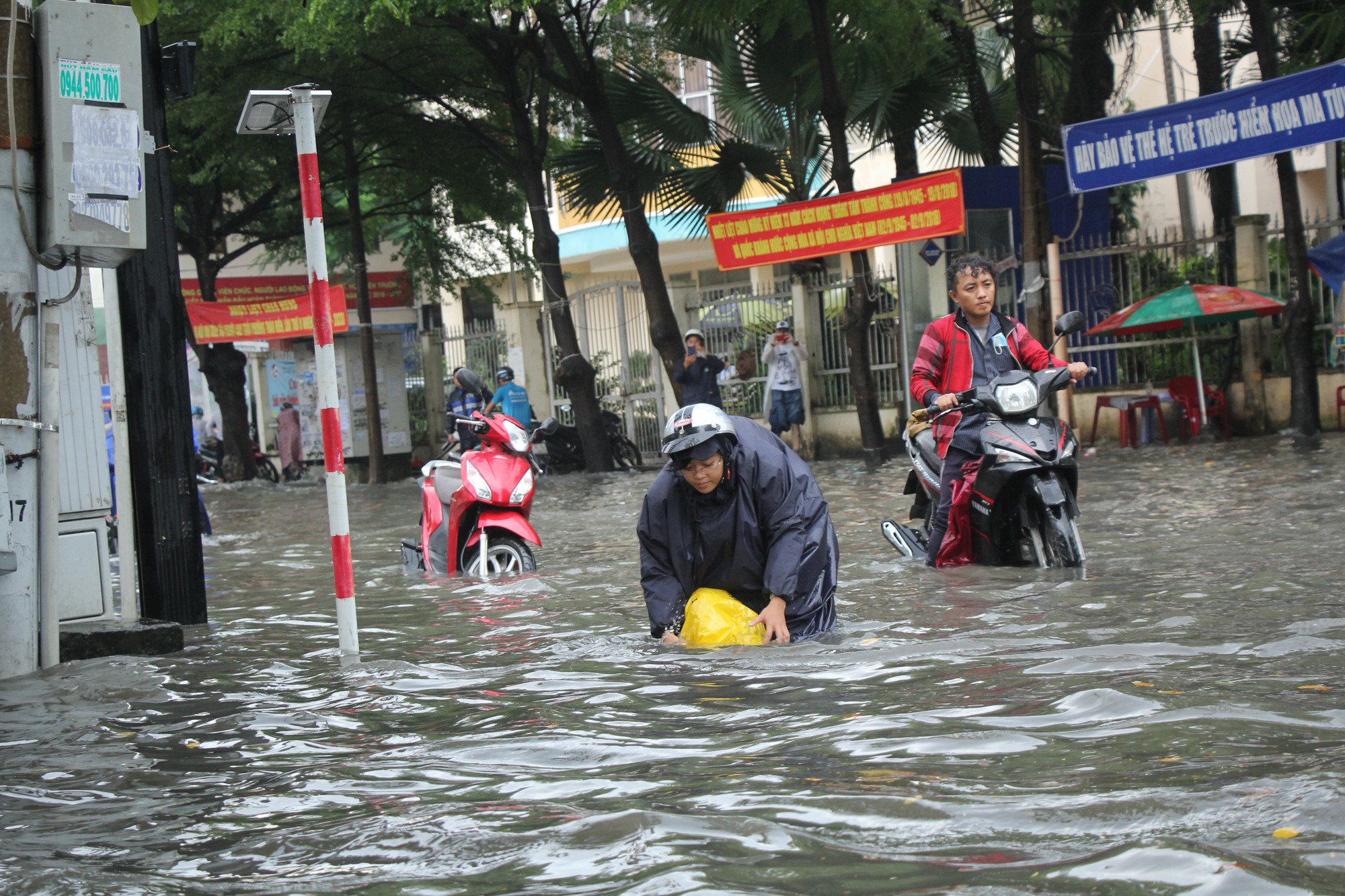 TP HCM: Khu nh&agrave; gi&agrave;u lại ngập, xe chết m&aacute;y, nước tr&agrave;n v&agrave;o nh&agrave; - Ảnh 2.