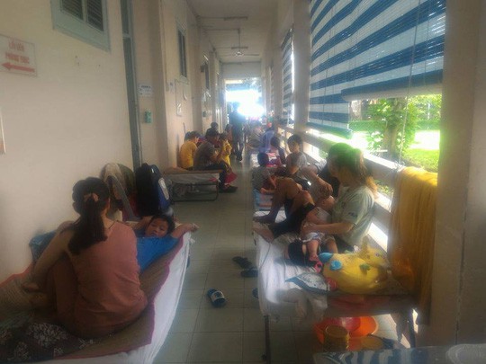 Hàng trăm trẻ nhập viện vì bệnh tay chân miệng - Ảnh 7.