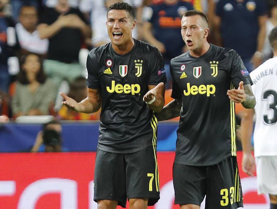 UEFA phán quyết về thẻ đỏ Ronaldo, Man United bất phục
