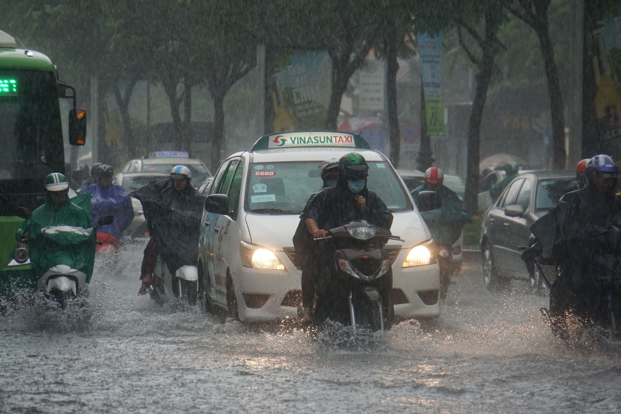 Mưa nhỏ cũng khiến đường vào sân bay Tân Sơn Nhất ngập lênh láng
