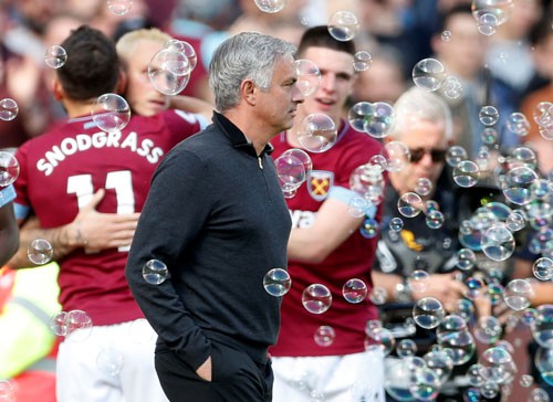 M.U thua đậm West Ham, ghế Mourinho lung lay