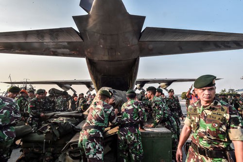 Indonesia: Cứu hộ gặp kh&oacute; sau động đất - Ảnh 2.