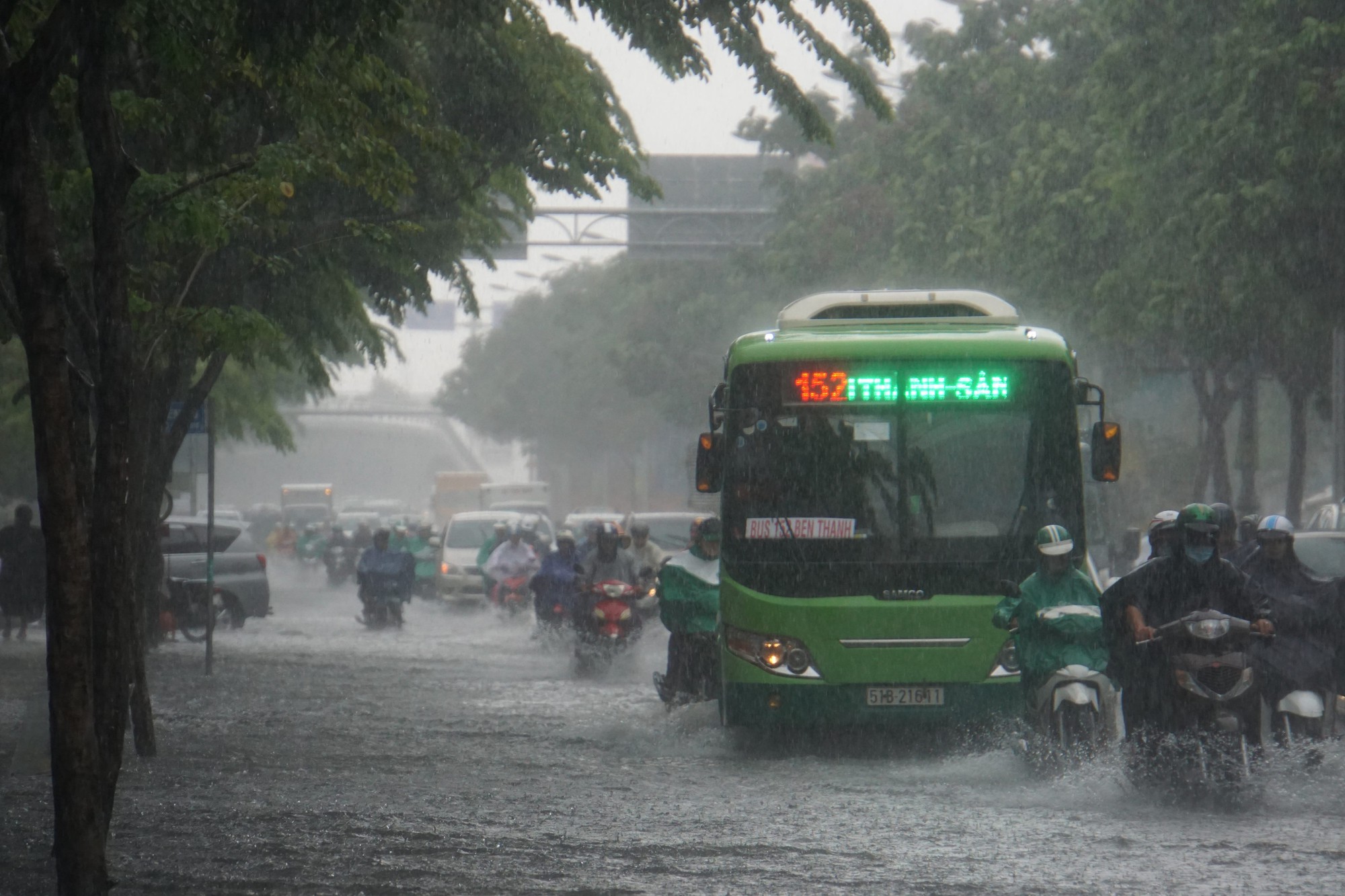 Mưa nhỏ cũng khiến đường v&agrave;o s&acirc;n bay ngập l&ecirc;nh l&aacute;ng - Ảnh 2.