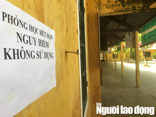 Gi&aacute;o vi&ecirc;n ngồi l&agrave;m việc trong d&atilde;y nh&agrave; rệu r&atilde; để nhường ph&ograve;ng cho học sinh - Ảnh 1.