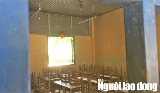 Gi&aacute;o vi&ecirc;n ngồi l&agrave;m việc trong d&atilde;y nh&agrave; rệu r&atilde; để nhường ph&ograve;ng cho học sinh - Ảnh 2.