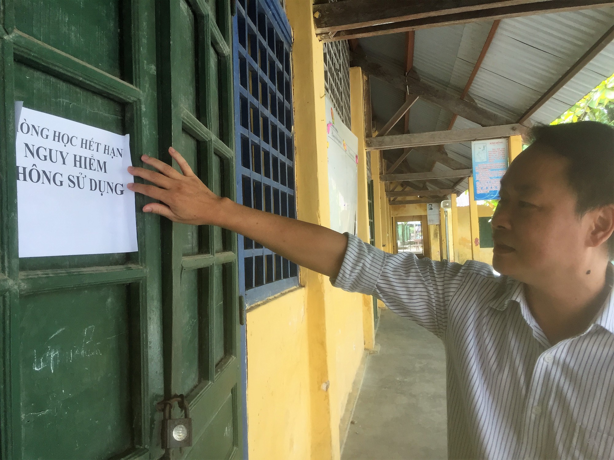 Giáo viên ngồi làm việc trong dãy nhà rệu rã để nhường phòng cho học sinh