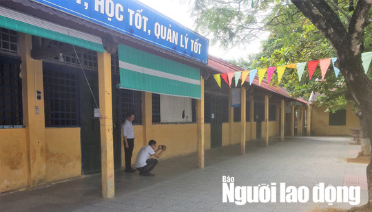 Gi&aacute;o vi&ecirc;n ngồi l&agrave;m việc trong d&atilde;y nh&agrave; rệu r&atilde; để nhường ph&ograve;ng cho học sinh - Ảnh 3.