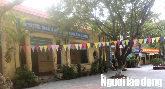 Gi&aacute;o vi&ecirc;n ngồi l&agrave;m việc trong d&atilde;y nh&agrave; rệu r&atilde; để nhường ph&ograve;ng cho học sinh - Ảnh 4.