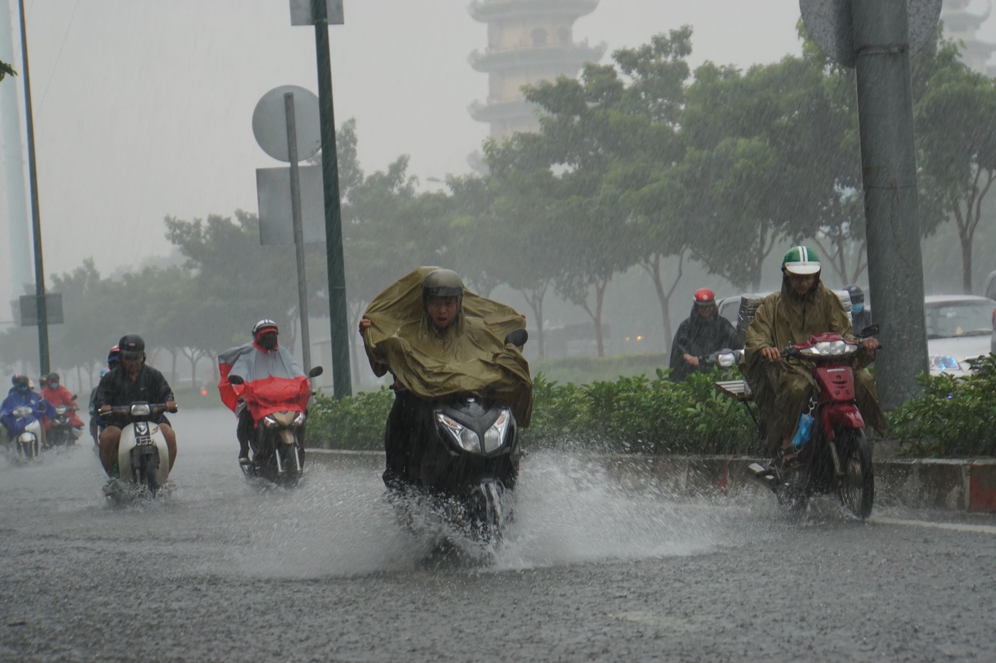 Mưa nhỏ cũng khiến đường v&agrave;o s&acirc;n bay ngập l&ecirc;nh l&aacute;ng - Ảnh 4.