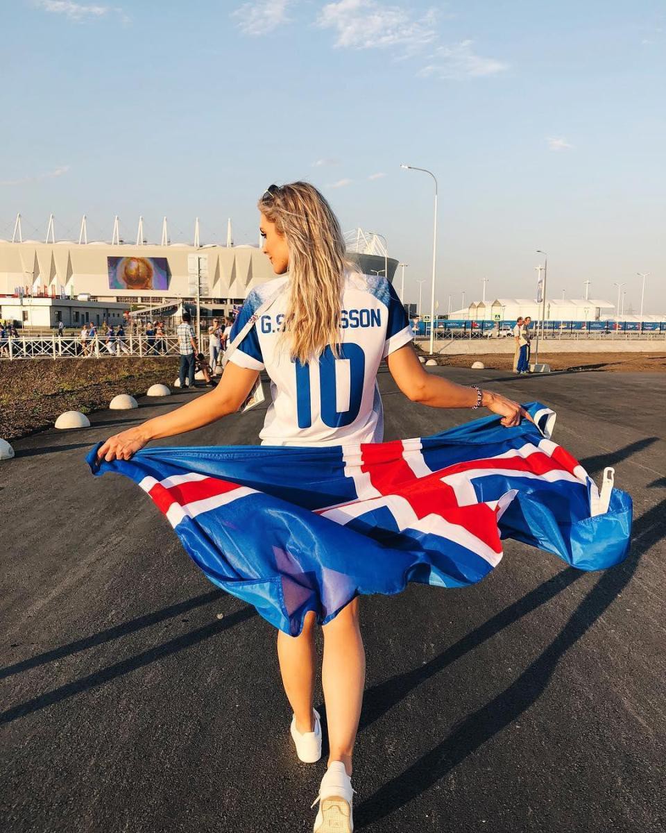 Ngắm b&agrave; Becks xinh đẹp của b&oacute;ng đ&aacute; Iceland - Ảnh 6.