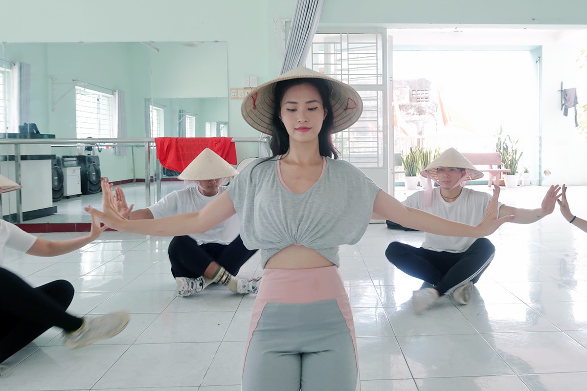Đông Nhi đem nón lá đến Nhật Bản - Ảnh 4.