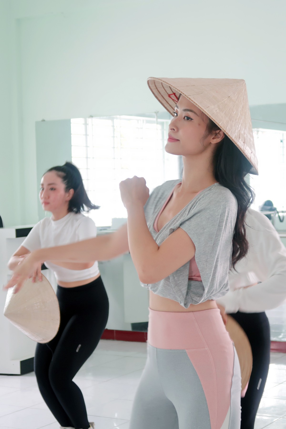 Đông Nhi đem nón lá đến Nhật Bản - Ảnh 2.