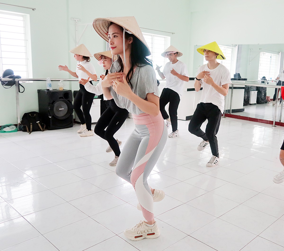 Đông Nhi đem nón lá đến Nhật Bản - Ảnh 1.