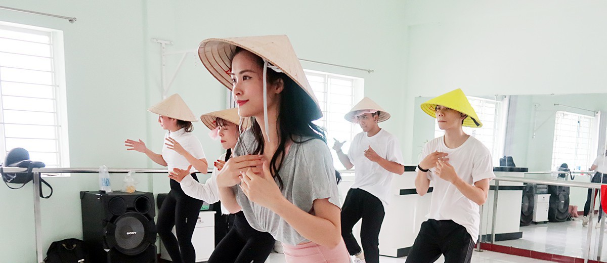 Đông Nhi đem nón lá đến Nhật Bản