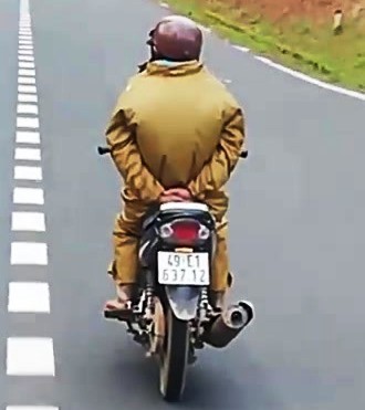 Th&oacute;t tim cảnh người đi xe m&aacute;y l&agrave;m xiếc thả tay xuống đ&egrave;o  - Ảnh 3.