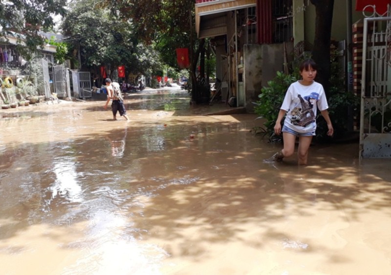 Kinh hoàng bùn đất ngập tận nóc lớp học - Ảnh 17.