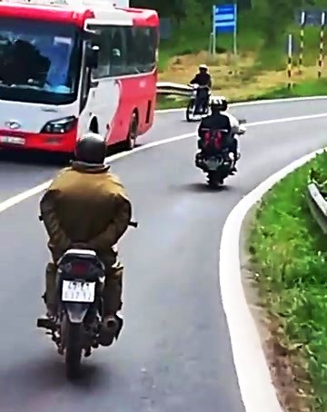 Thót tim cảnh người đi xe máy "làm xiếc" thả tay xuống đèo