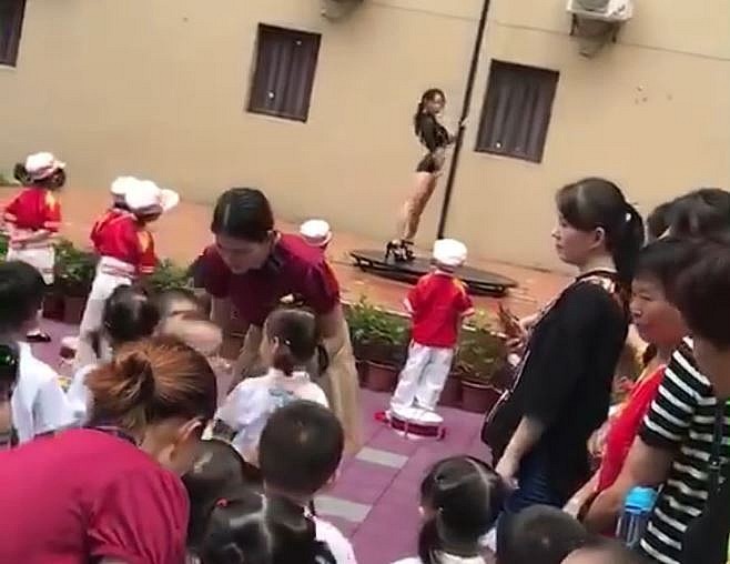 Trung Quốc: Trường mẫu giáo mừng khai giảng bằng... múa cột