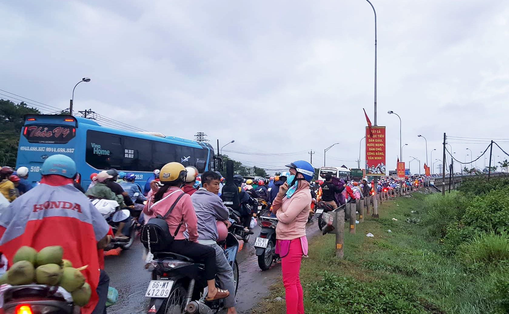 Kẹt xe kéo dài ở nhiều hướng của TP HCM - Ảnh 3.
