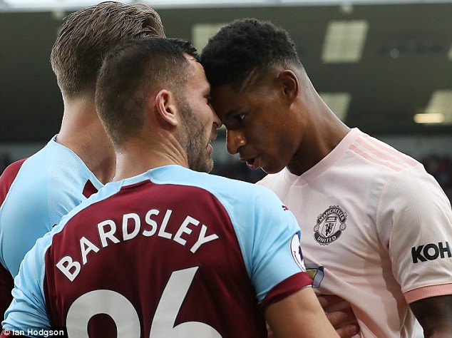 Húc đầu trả đũa, Rashford bị Mourinho chê “ngây ngô” - Ảnh 1.