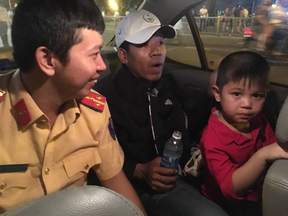 CSGT dùng xe đặc chủng chở bé đi lạc tìm người thân