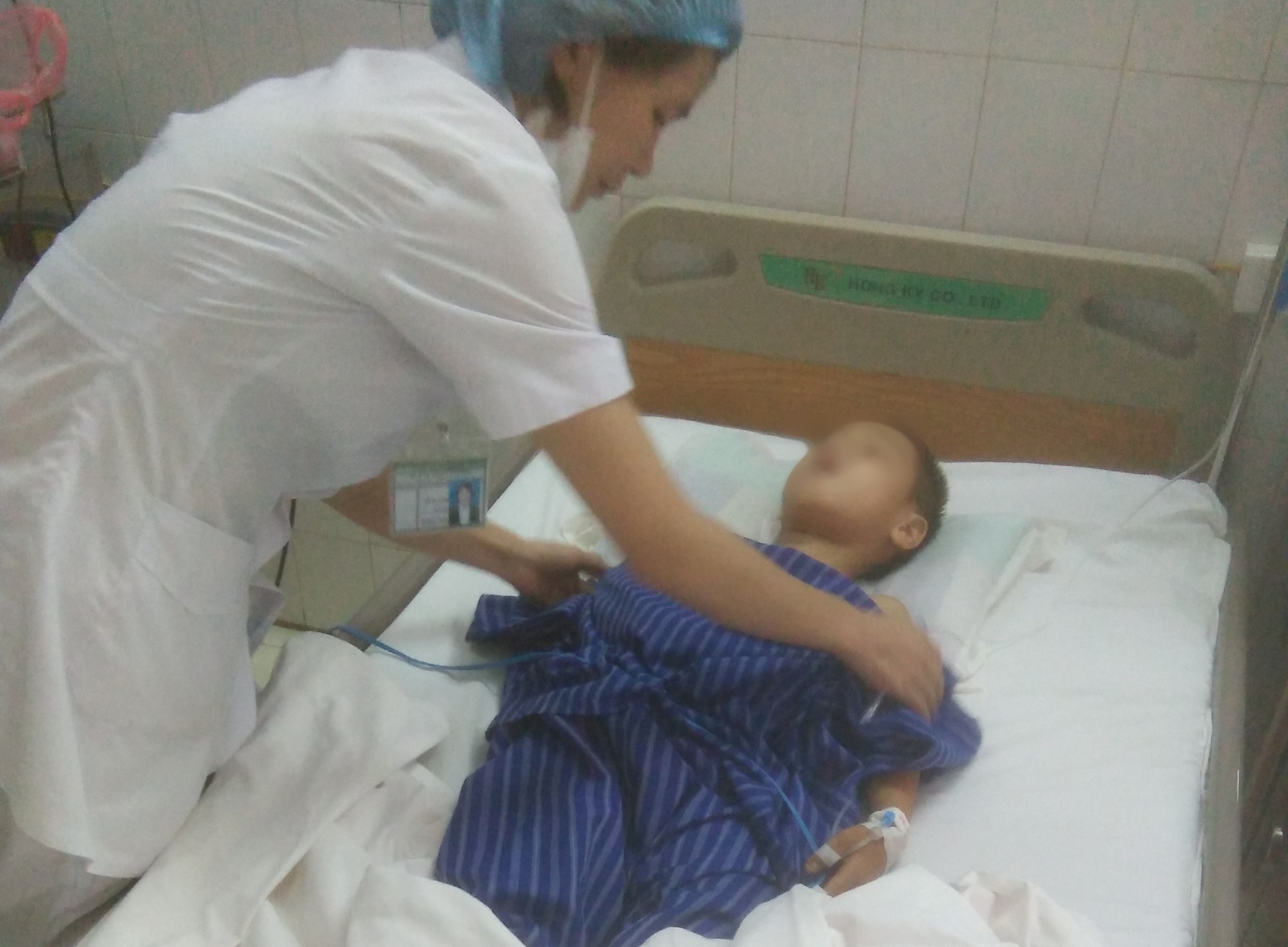 Say rượu, bố đẻ chém con trai 7 tuổi nhiều nhát