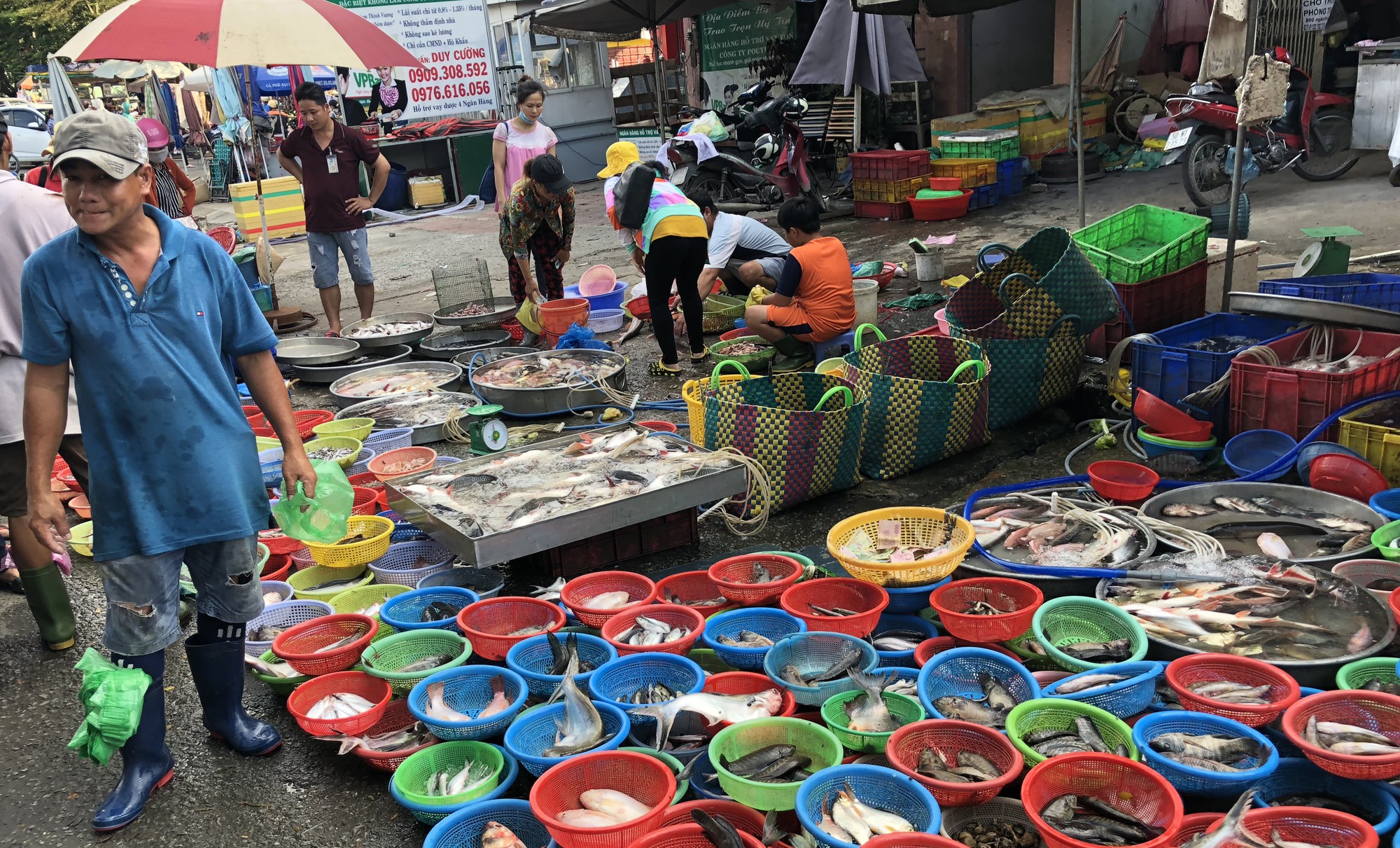 Khu chợ đĩa 5.000 đồng ở TP HCM tăng gi&aacute; gấp đ&ocirc;i, c&ocirc;ng nh&acirc;n lo lắng - Ảnh 7.