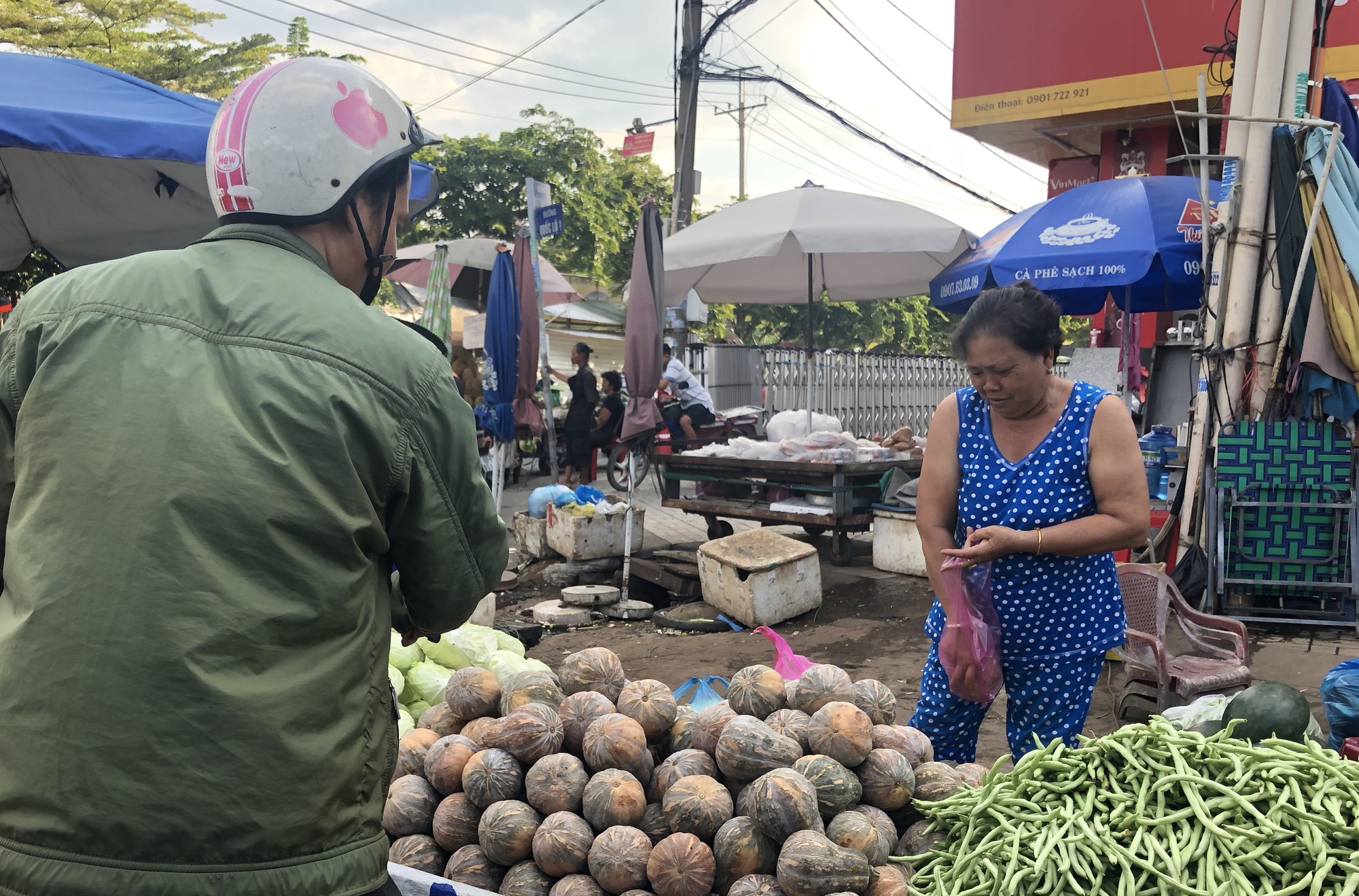 Khu chợ đĩa 5.000 đồng ở TP HCM tăng gi&aacute; gấp đ&ocirc;i, c&ocirc;ng nh&acirc;n lo lắng - Ảnh 4.