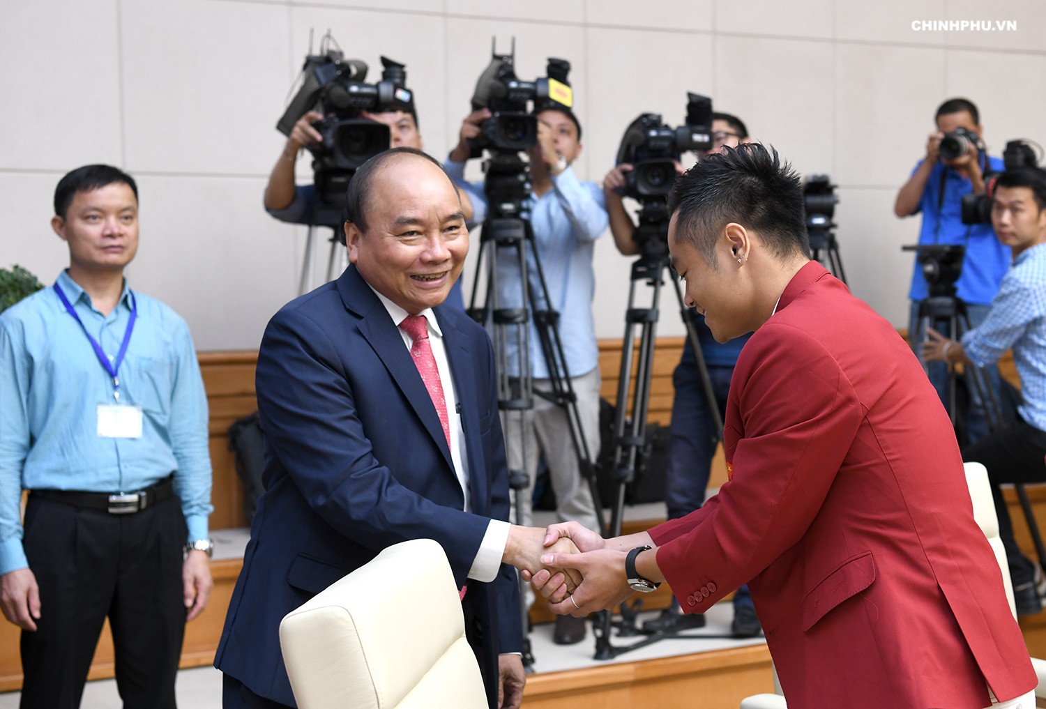Thủ tướng: Tất cả cầu thủ tr&ecirc;n thế giới đều c&oacute; l&uacute;c đ&aacute; ra ngo&agrave;i - Ảnh 2.