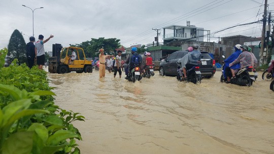 Mưa lớn: Đ&egrave;o Mẹ bồng kẹt cứng, thị x&atilde; Ph&uacute; Mỹ ngập nặng - Ảnh 3.