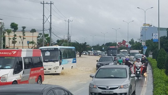 Mưa lớn: Đ&egrave;o Mẹ bồng kẹt cứng, thị x&atilde; Ph&uacute; Mỹ ngập nặng - Ảnh 4.