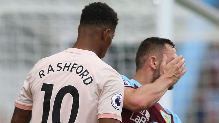Húc đầu trả đũa, Rashford bị Mourinho chê “ngây ngô” - Ảnh 2.